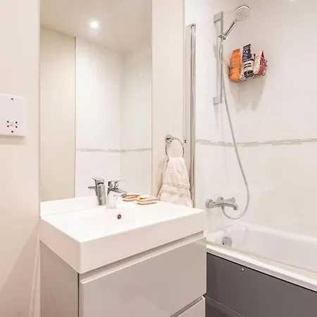 Cozy-glam City 2bed Weekly Mthly Offers! דירה *